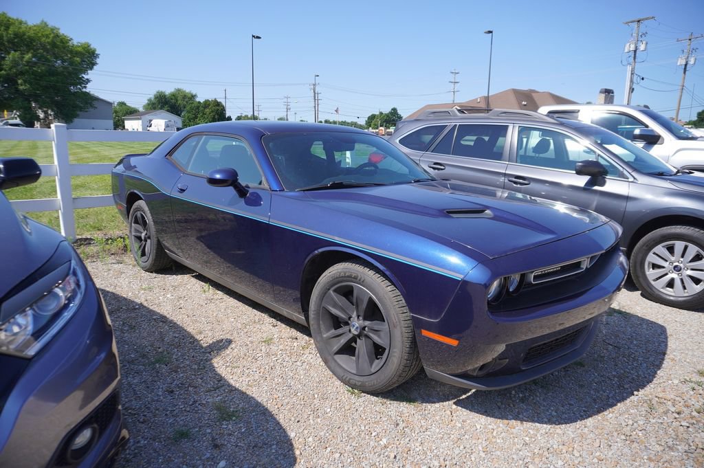 Used 2015 Dodge Challenger SXT RWD image 7