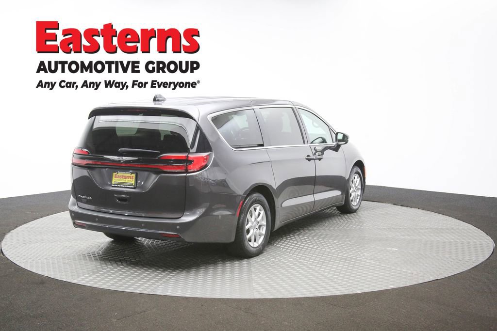 Used 2023 Chrysler Pacifica Touring-L FWD image 39