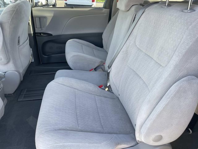 Used 2020 Toyota Sienna LE w/ Carpet Mat Package image 20
