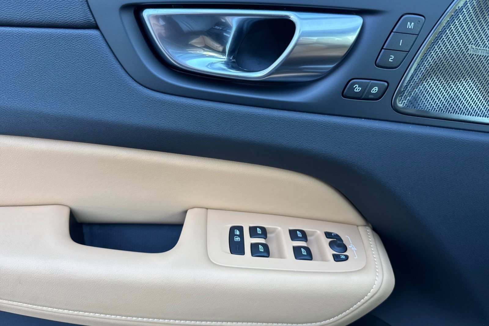 New 2025 Volvo XC60 B5 Ultra w/ Protection Package Premier image 10