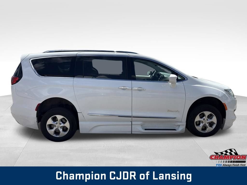 Used 2017 Chrysler Pacifica Touring-L Plus FWD image 9