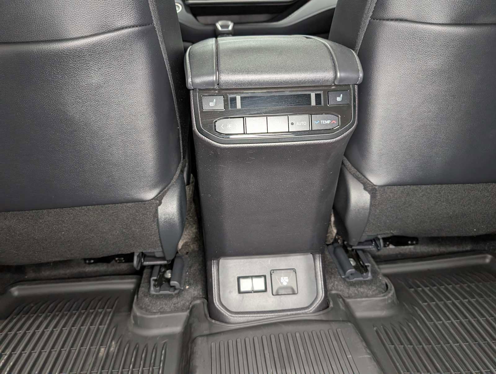 Used 2024 Toyota Highlander Platinum image 21