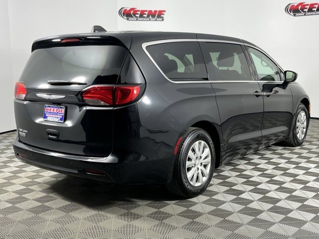 Used 2020 Chrysler Voyager L image 3