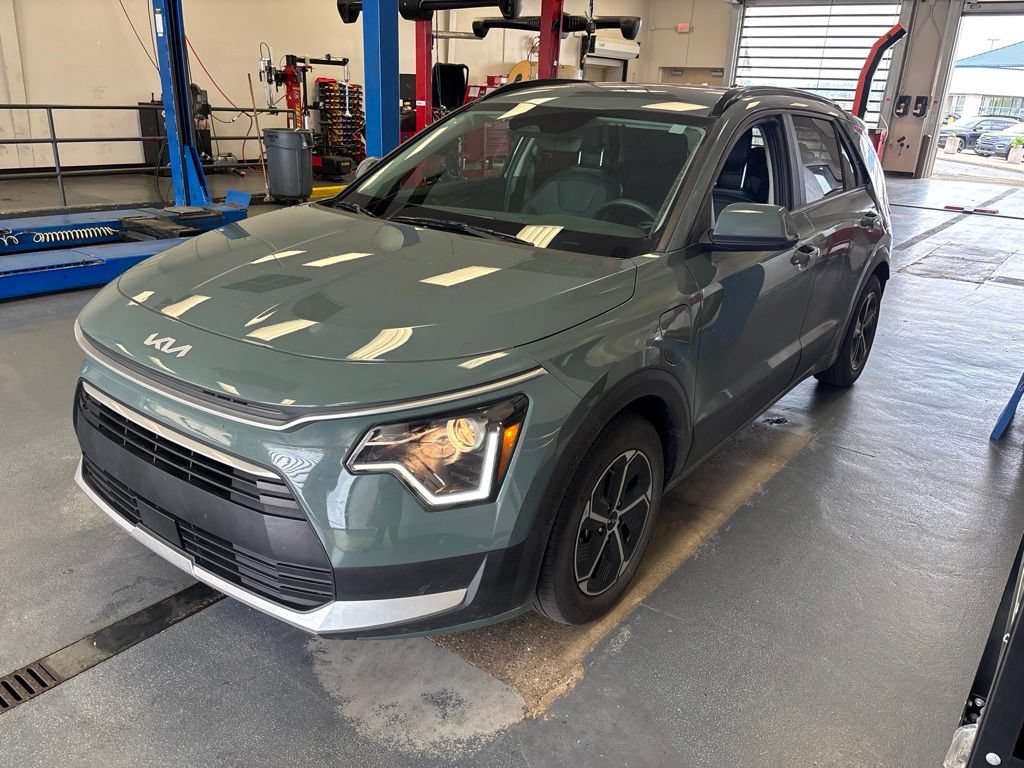 Used 2023 Kia Niro EX w/ EX Cold Weather Package FWD image 2