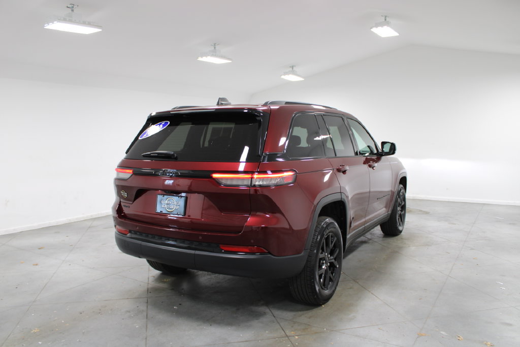 Used 2025 Jeep Grand Cherokee Altitude AWD/4WD image 9
