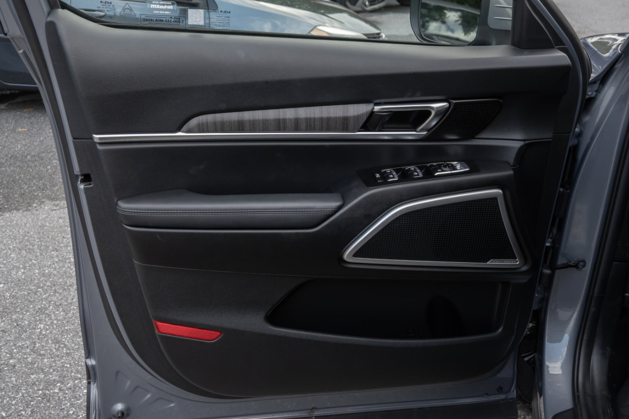 Used 2024 Kia Telluride EX w/ EX Captain's Chair Package image 16