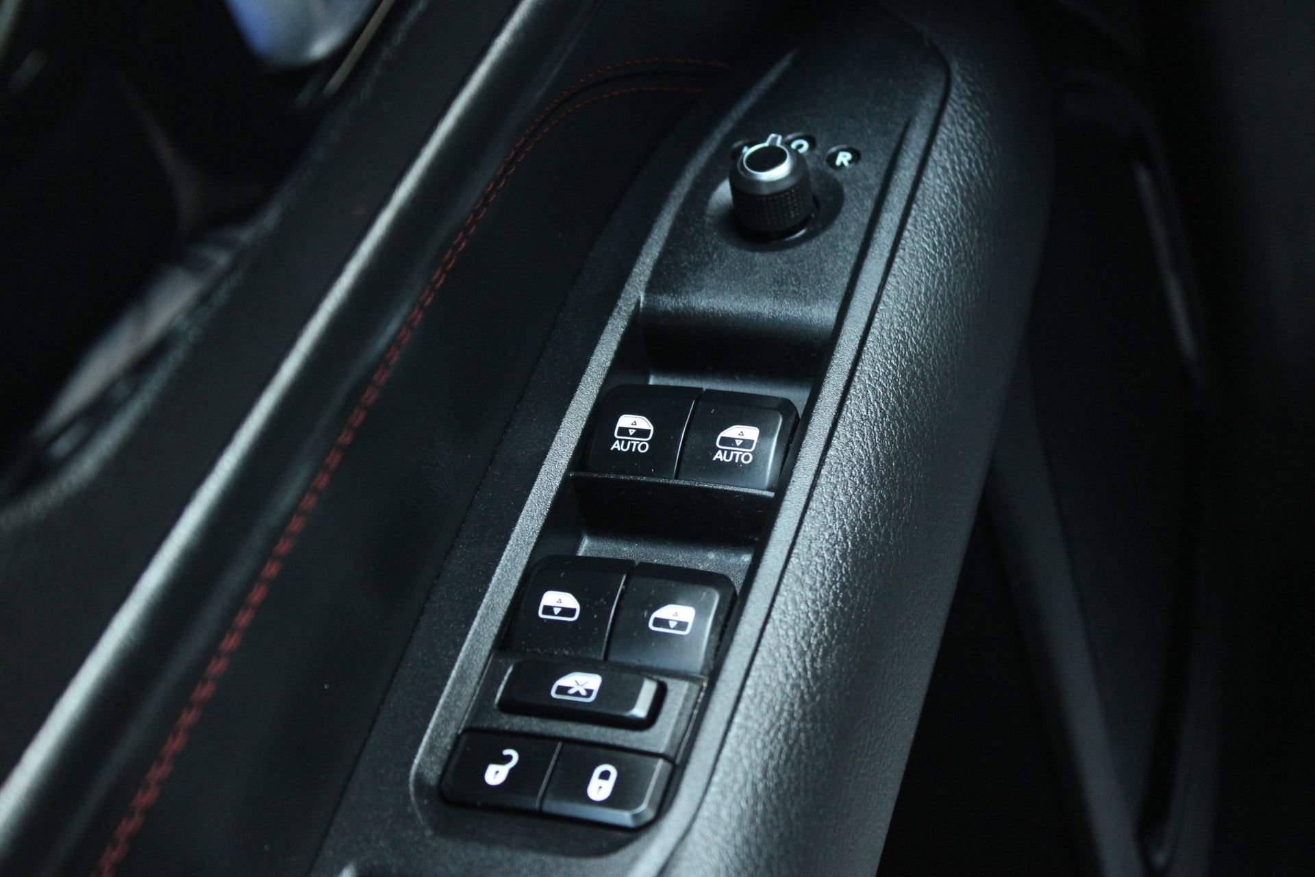 Used 2025 Jeep Compass Trailhawk w/ Trailhawk Convenience Group AWD/4WD image 26