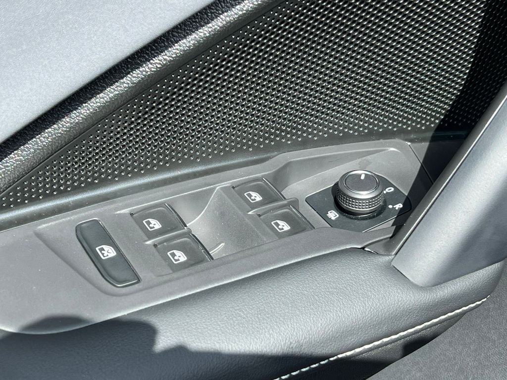 New 2025 Volkswagen Tiguan SE AWD/4WD image 12