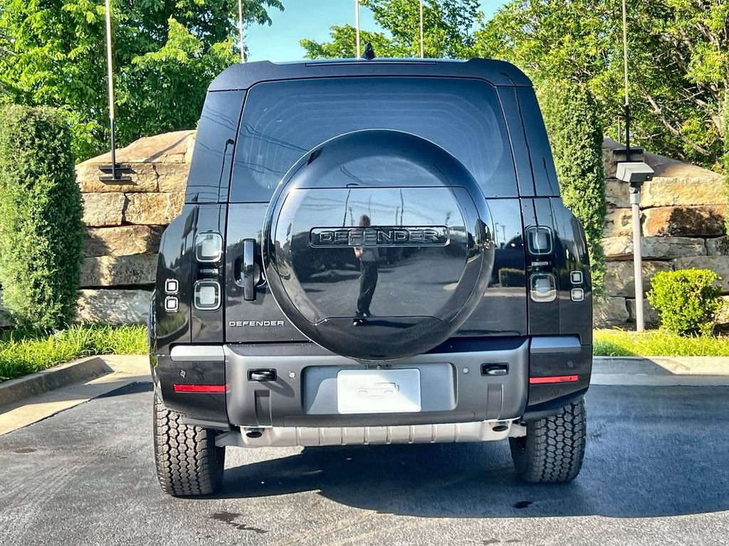 Used 2026 Land Rover Defender 130 X-Dynamic SE AWD/4WD image 4