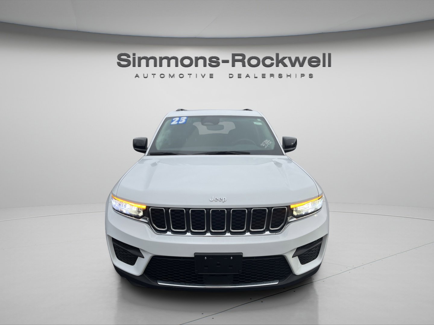 Used 2023 Jeep Grand Cherokee Laredo X image 2