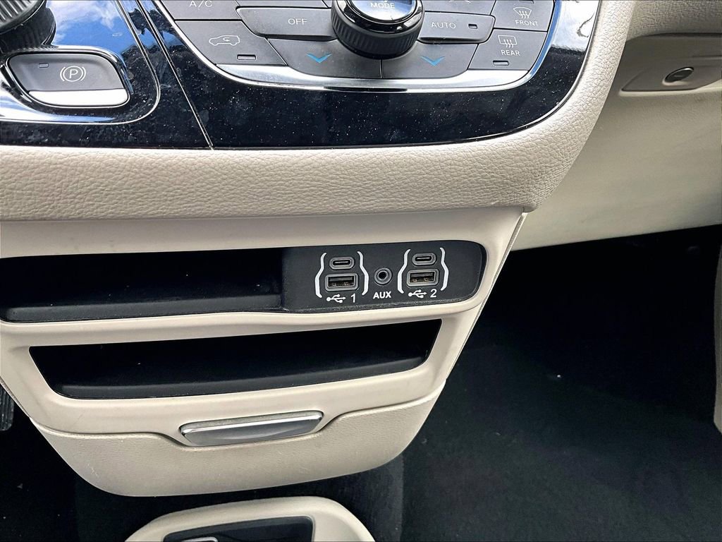 Used 2023 Chrysler Pacifica Touring-L image 31