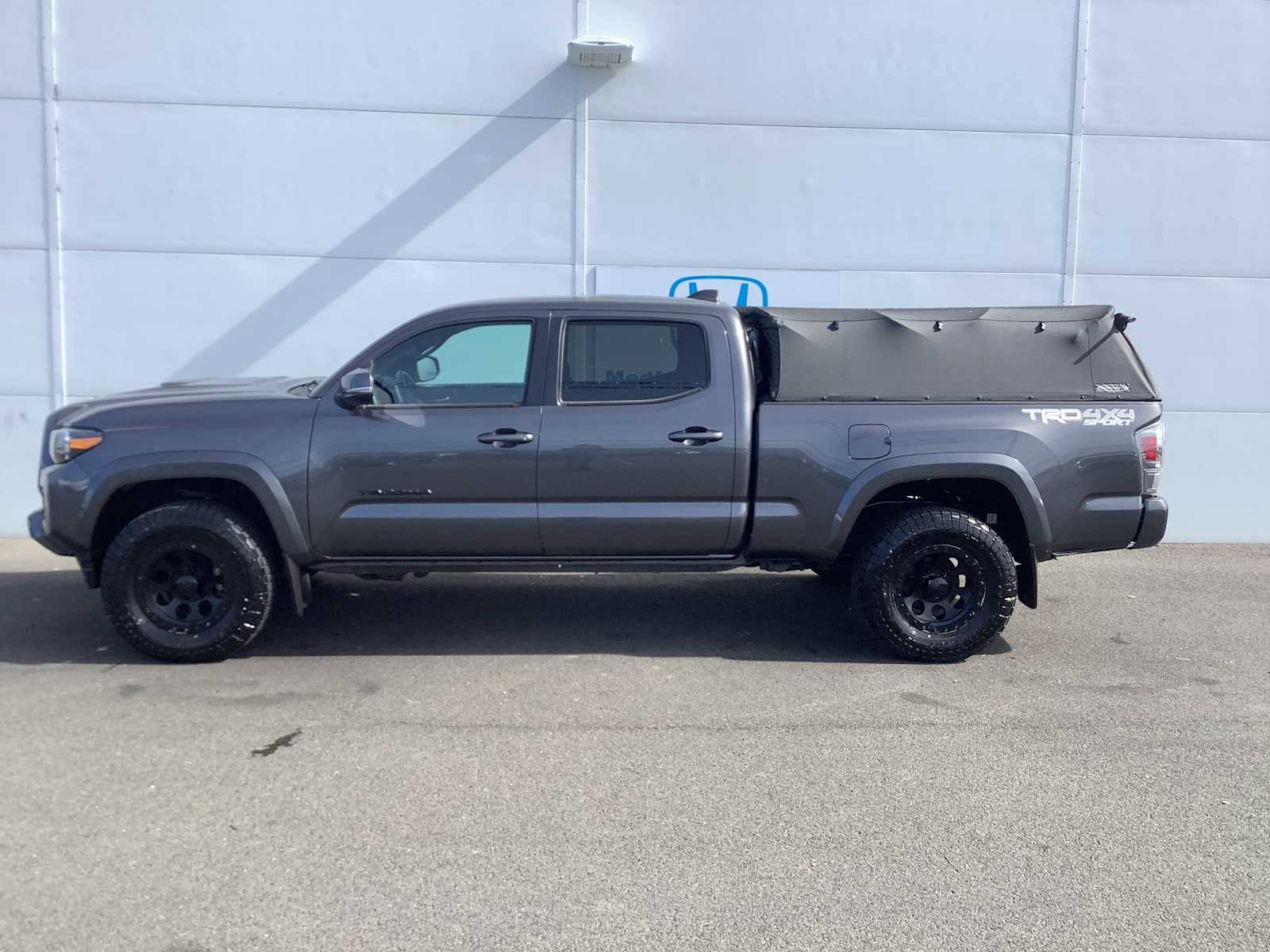 Used 2022 Toyota Tacoma TRD Sport w/ Technology Package image 2