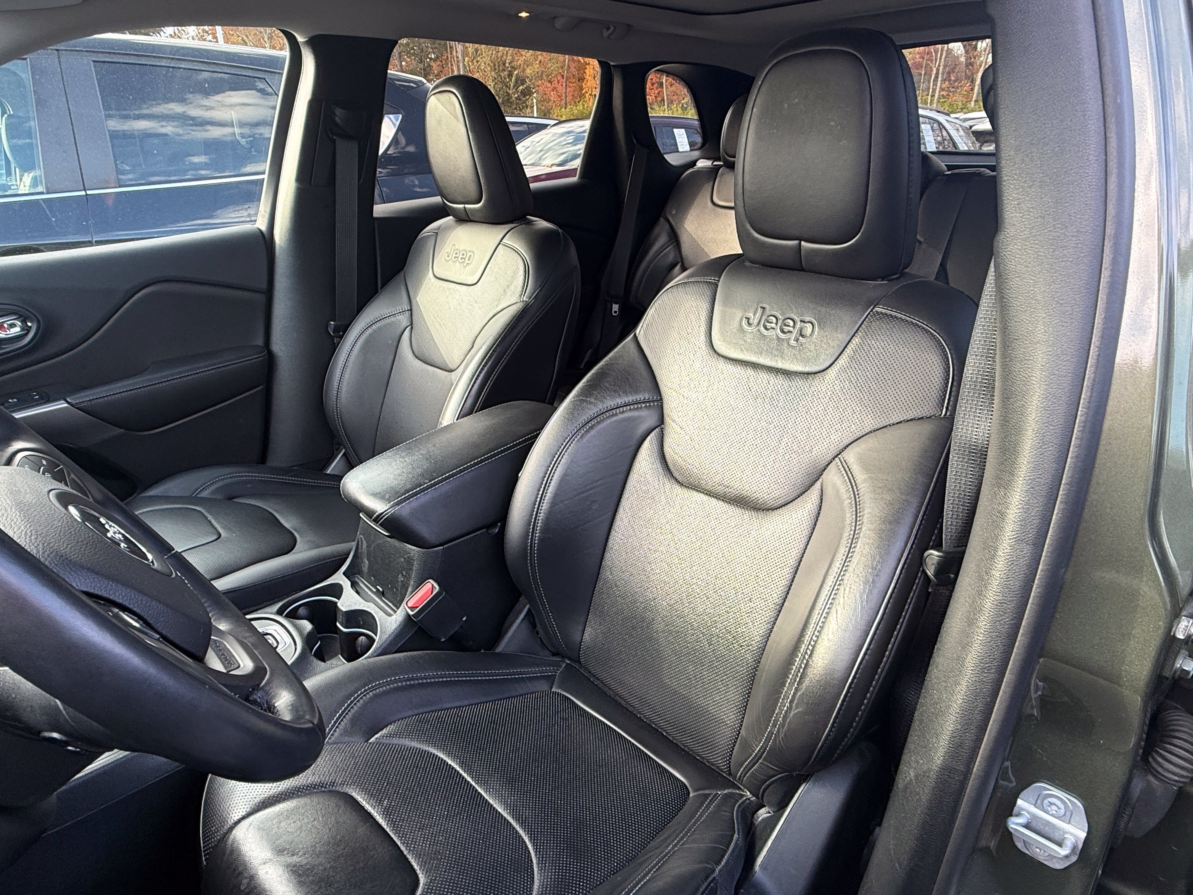 Used 2019 Jeep Cherokee Limited w/ Luxury Group AWD/4WD image 12