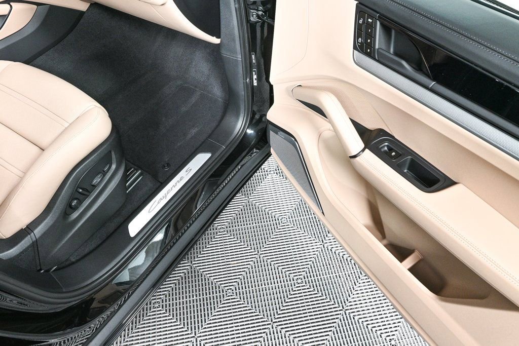 Used 2025 Porsche Cayenne S image 32