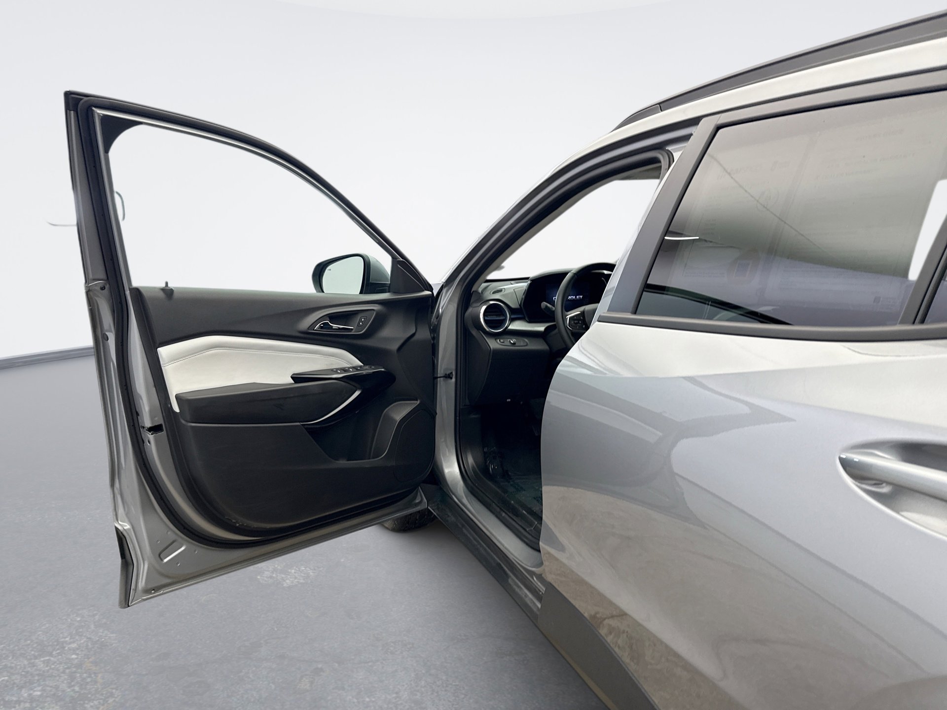 Used 2025 Chevrolet Trax LT w/ Driver Confidence Package image 9