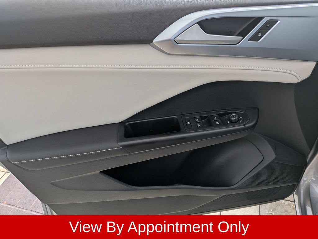 Used 2025 Volkswagen Taos SE AWD/4WD image 14