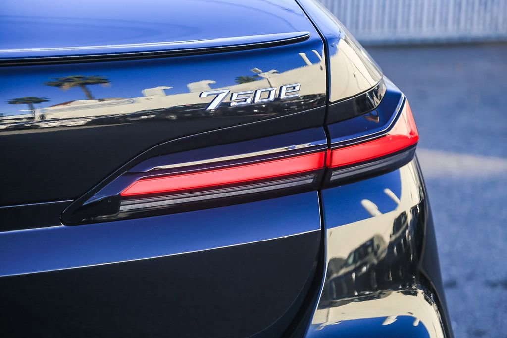 Used 2025 BMW 750e xDrive w/ Premium Package AWD/4WD image 7