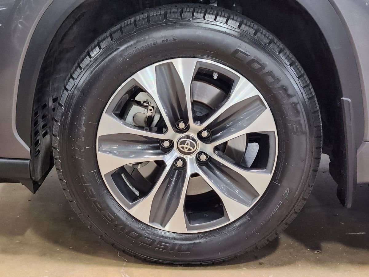 Used 2022 Toyota Highlander XLE FWD image 28