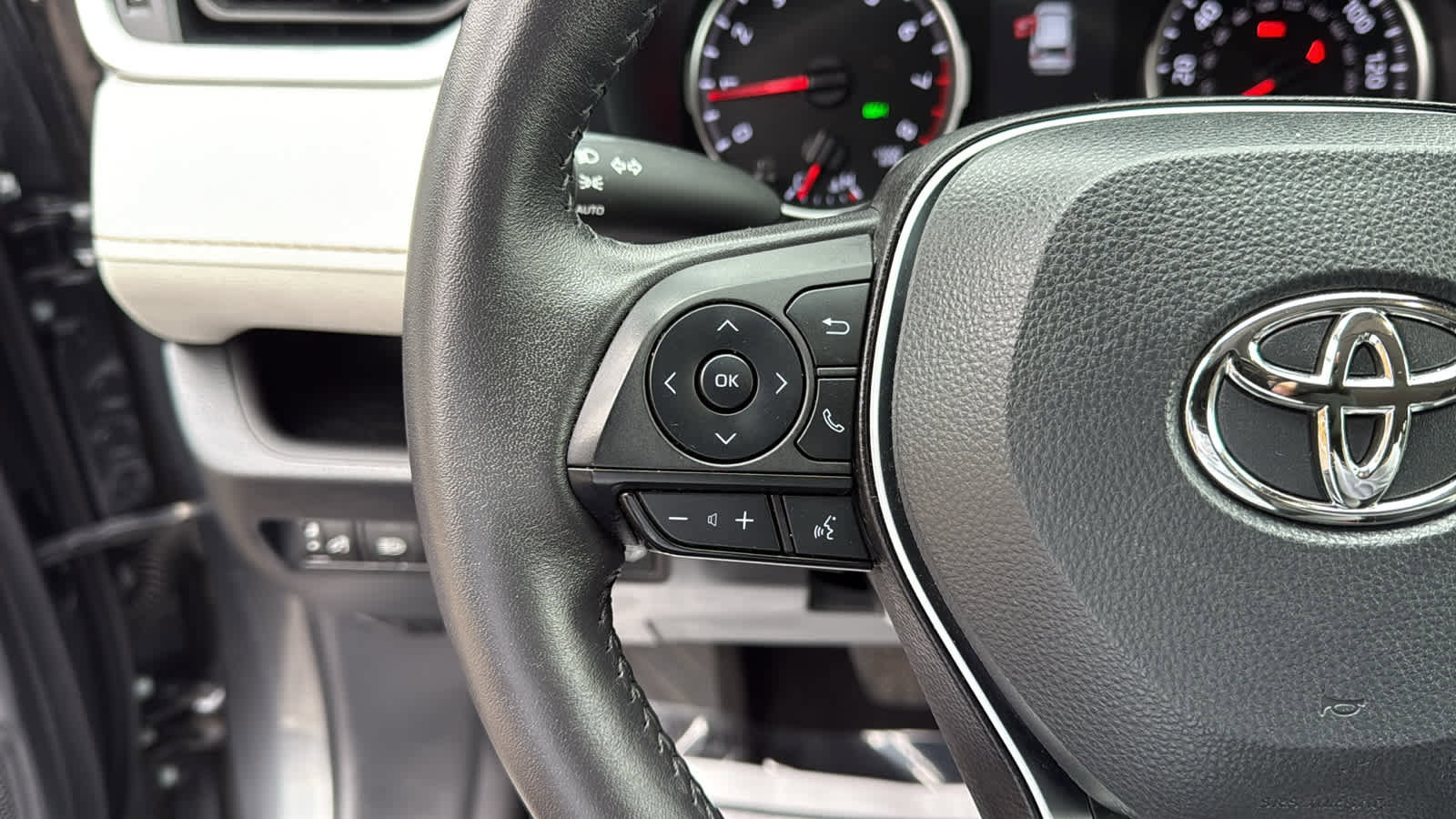 Used 2022 Toyota RAV4 XLE image 15