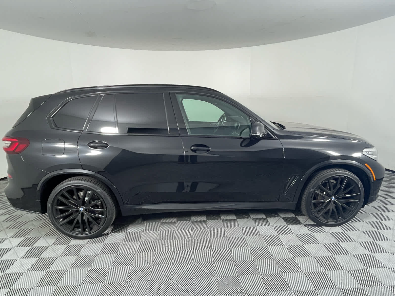 Used 2023 BMW X5 sDrive40i w/ M Sport Package RWD image 2