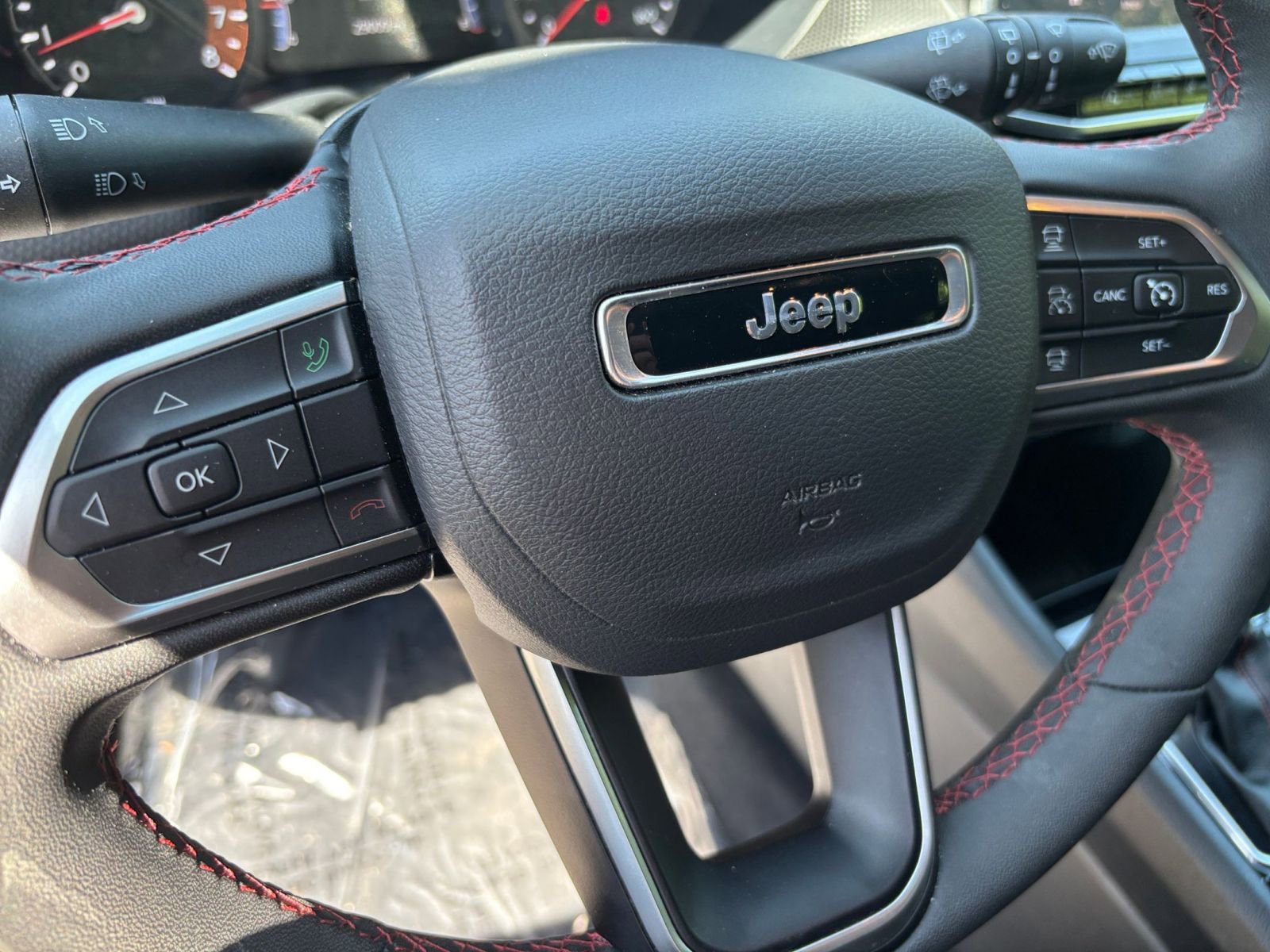 Used 2025 Jeep Compass Trailhawk AWD/4WD image 25
