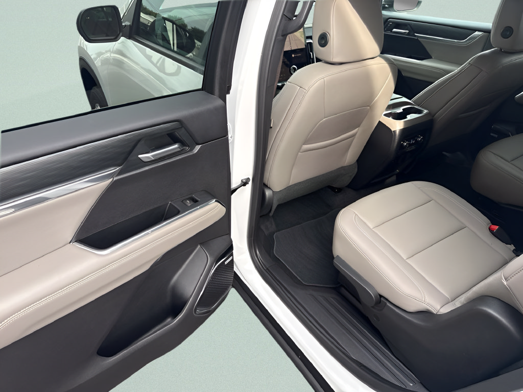 Used 2026 GMC Acadia Elevation w/ Elevation Premium Package FWD image 10