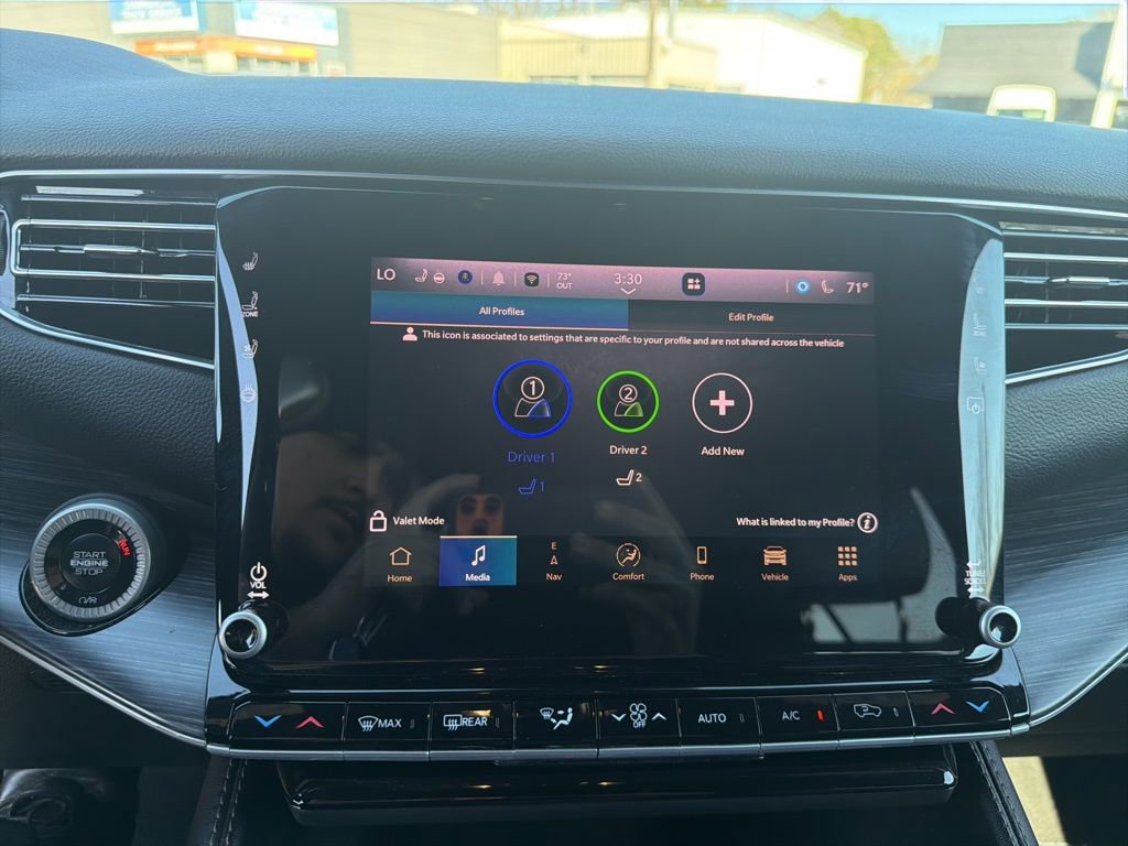 Used 2024 Jeep Wagoneer L Series III w/ Flexible Seating Group image 18