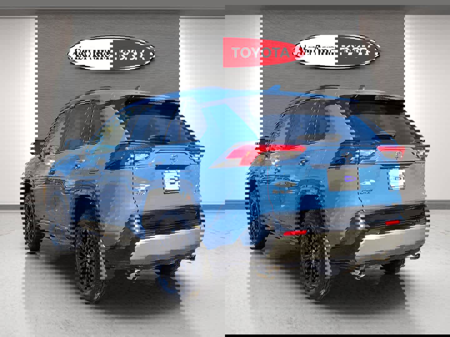 Used 2025 Toyota RAV4 SE image 9