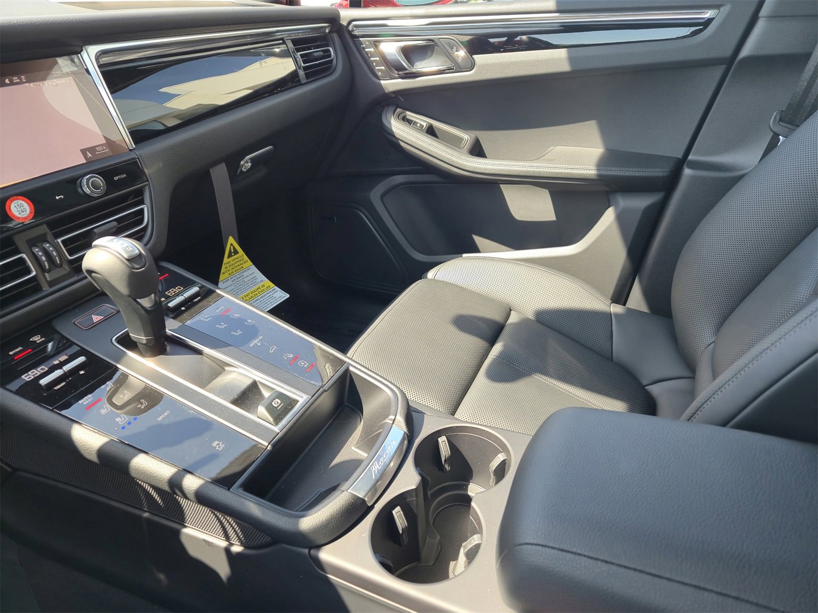 Certified 2025 Porsche Macan image 28