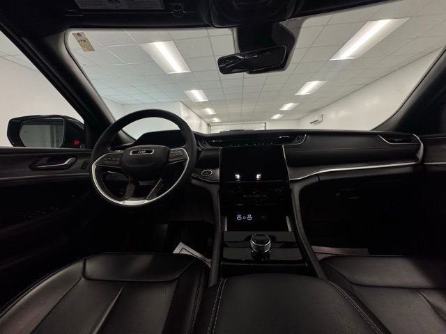 Used 2025 Jeep Grand Cherokee Limited w/ Black Appearance Package image 12