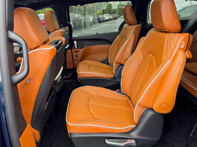 Used 2025 Chrysler Pacifica Pinnacle FWD image 11