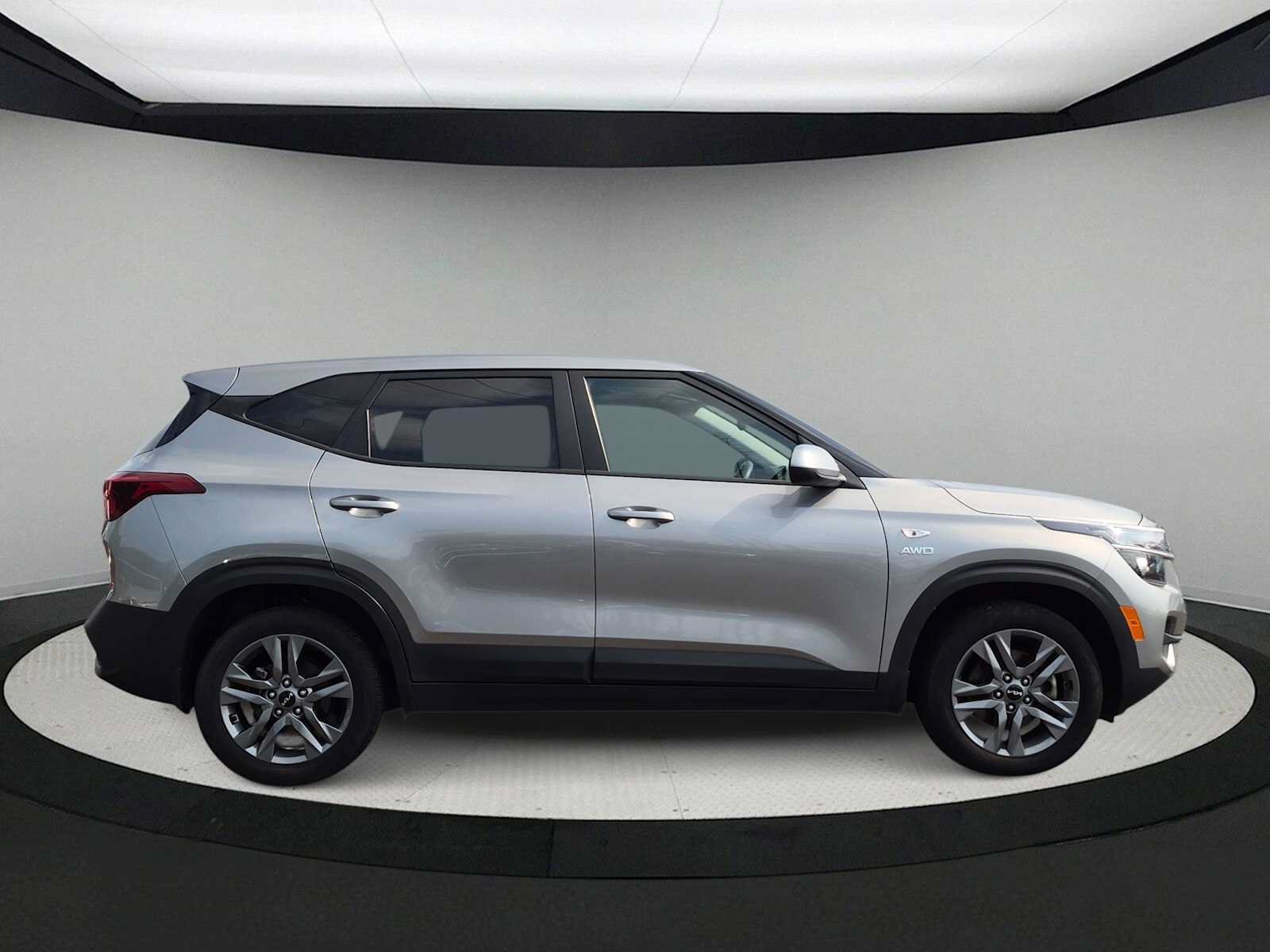 Used 2023 Kia Seltos LX AWD/4WD image 9