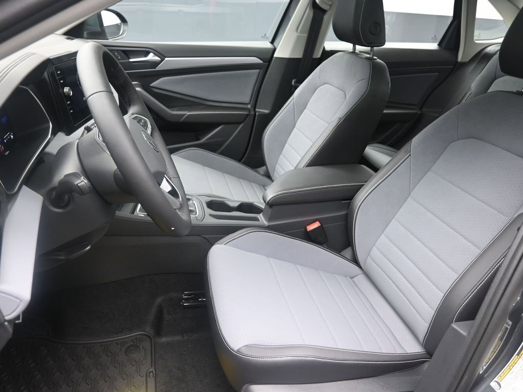 Used 2025 Volkswagen Jetta SE image 19