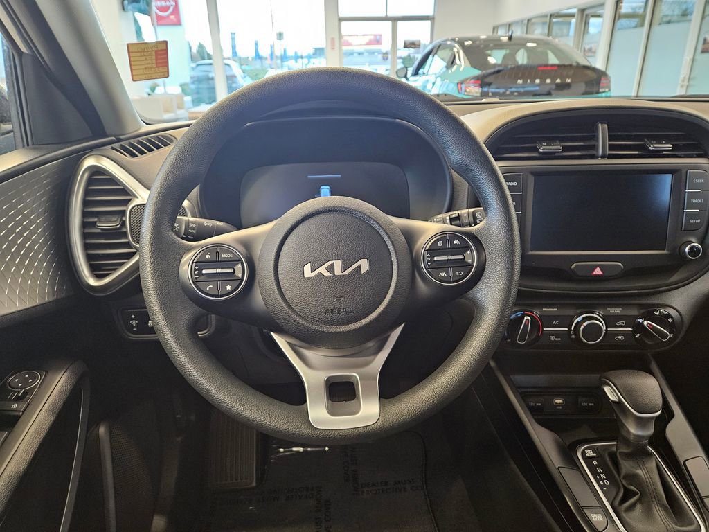 Used 2025 Kia Soul LX w/ LX Technology Package FWD image 17