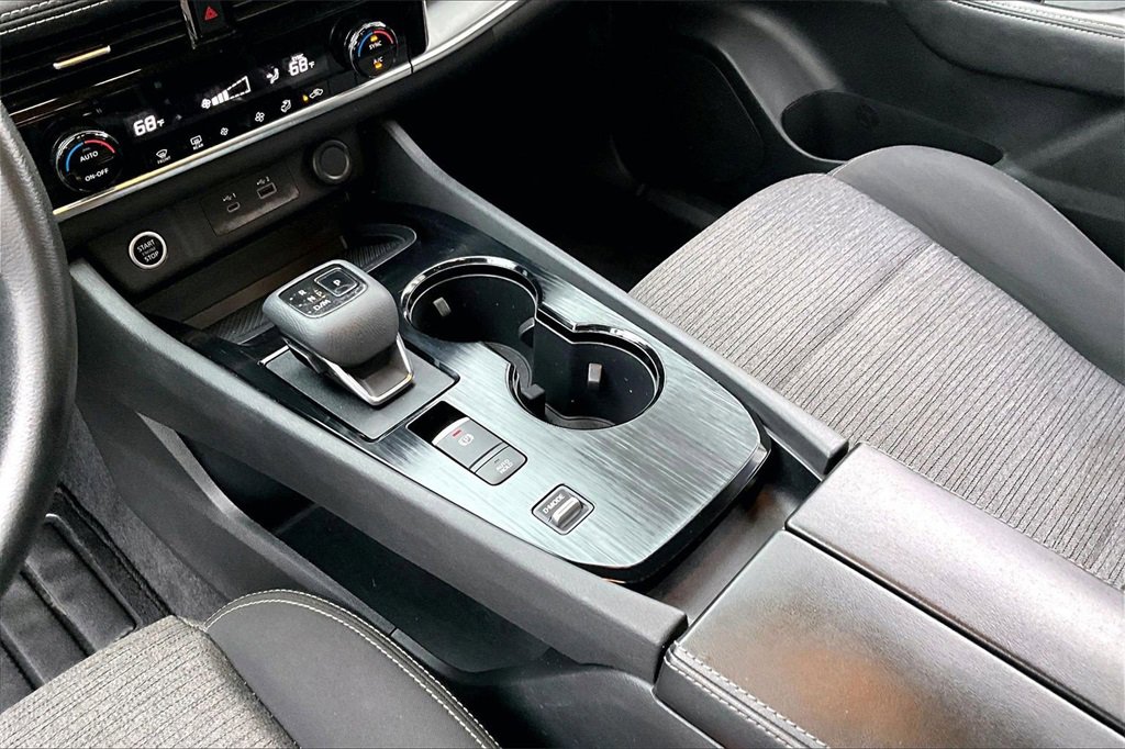 Used 2021 Nissan Rogue SV image 14