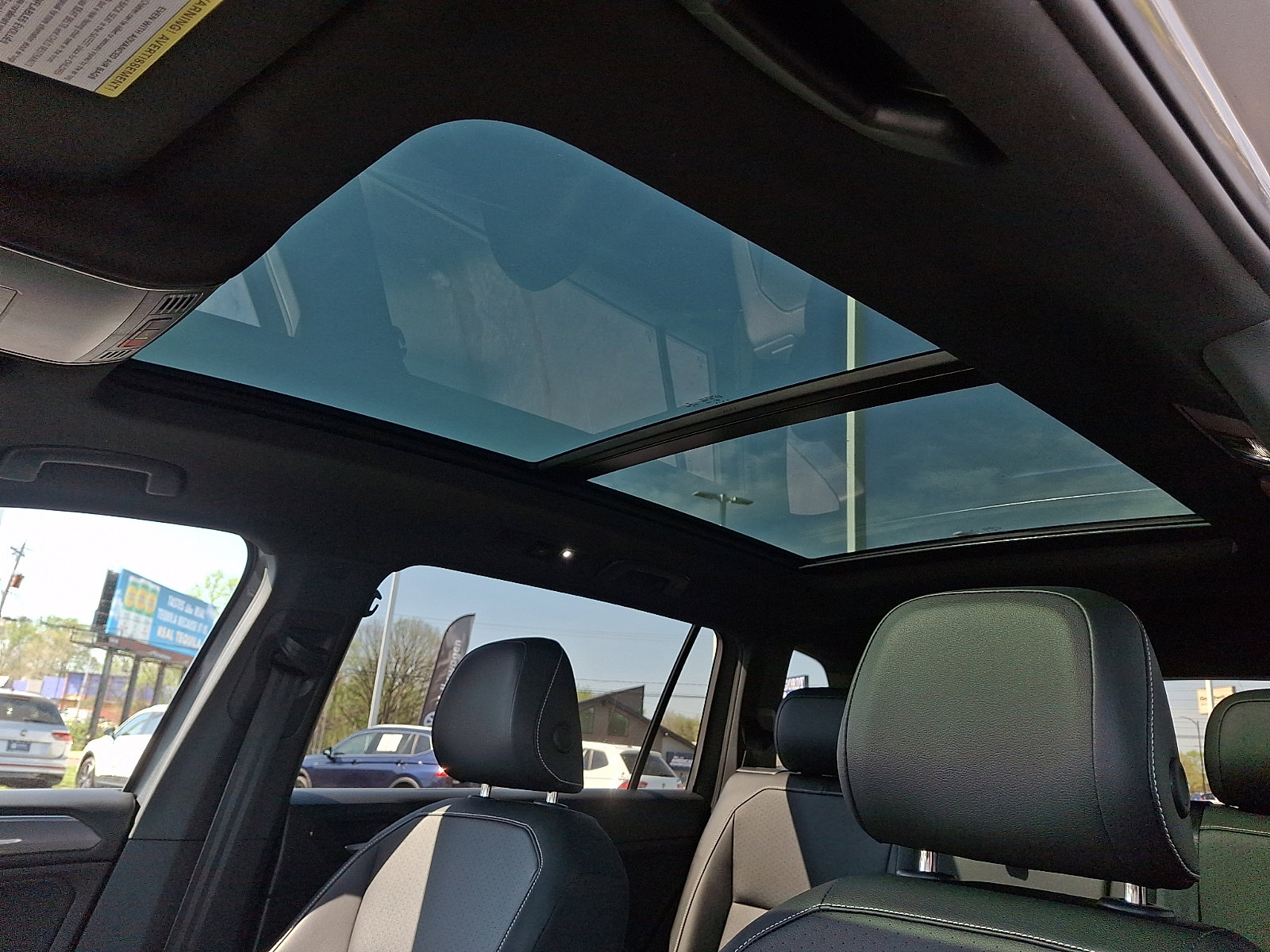 Certified 2022 Volkswagen Tiguan SE R-Line image 14