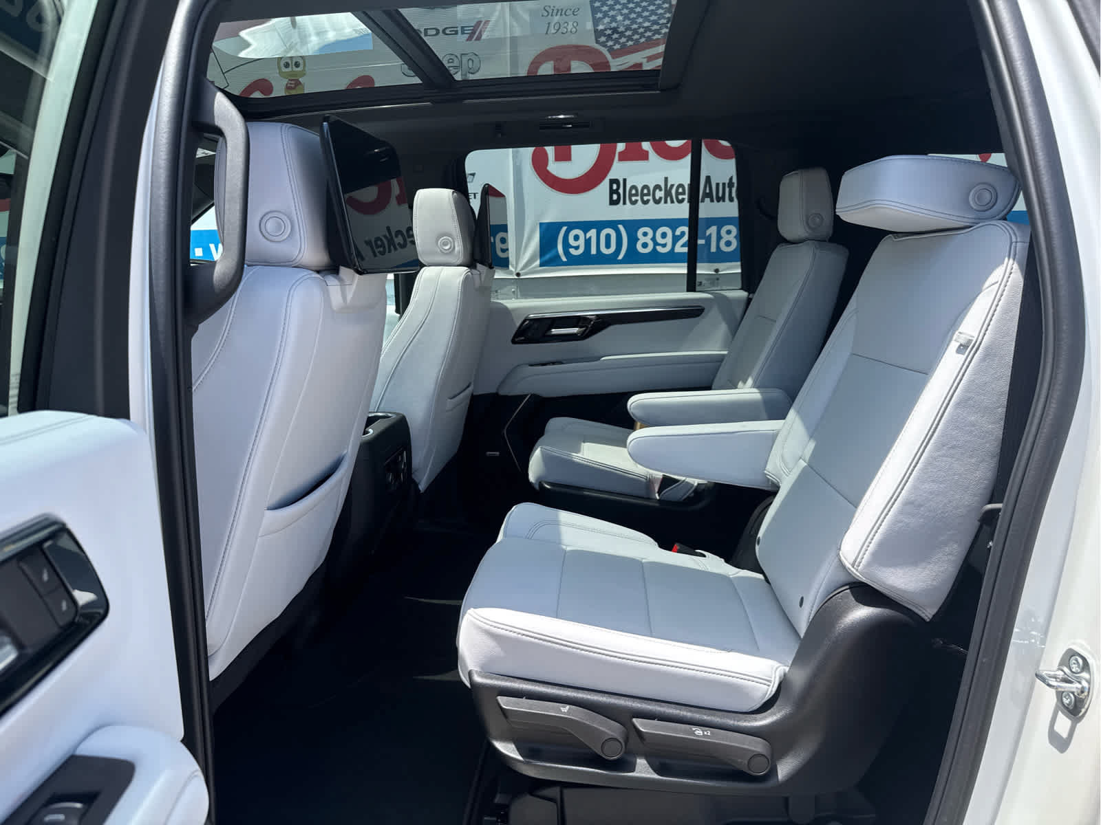New 2025 Chevrolet Suburban Premier RWD image 36