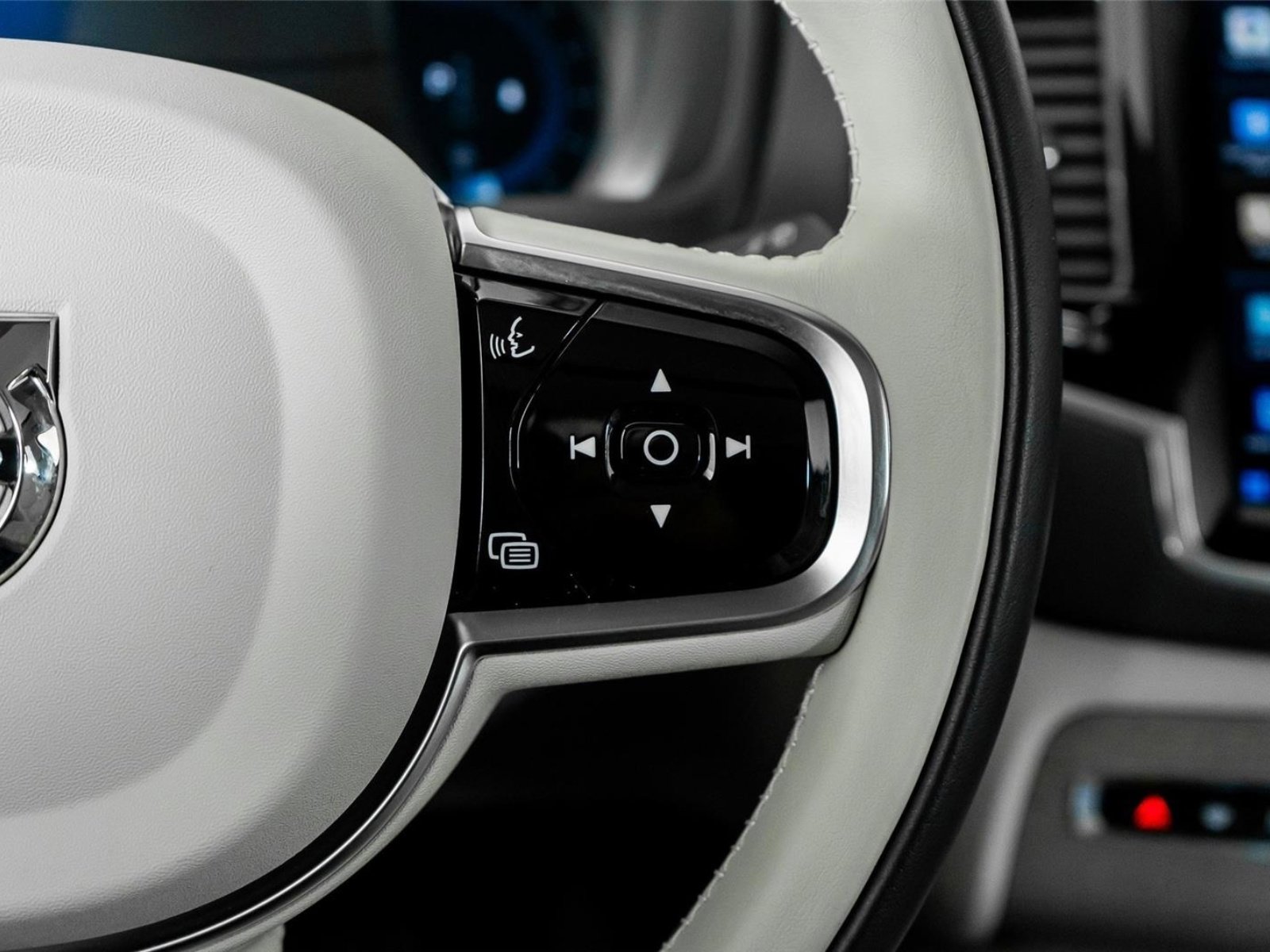 Used 2025 Volvo XC90 B6 Ultra w/ Protection Package Premier image 45