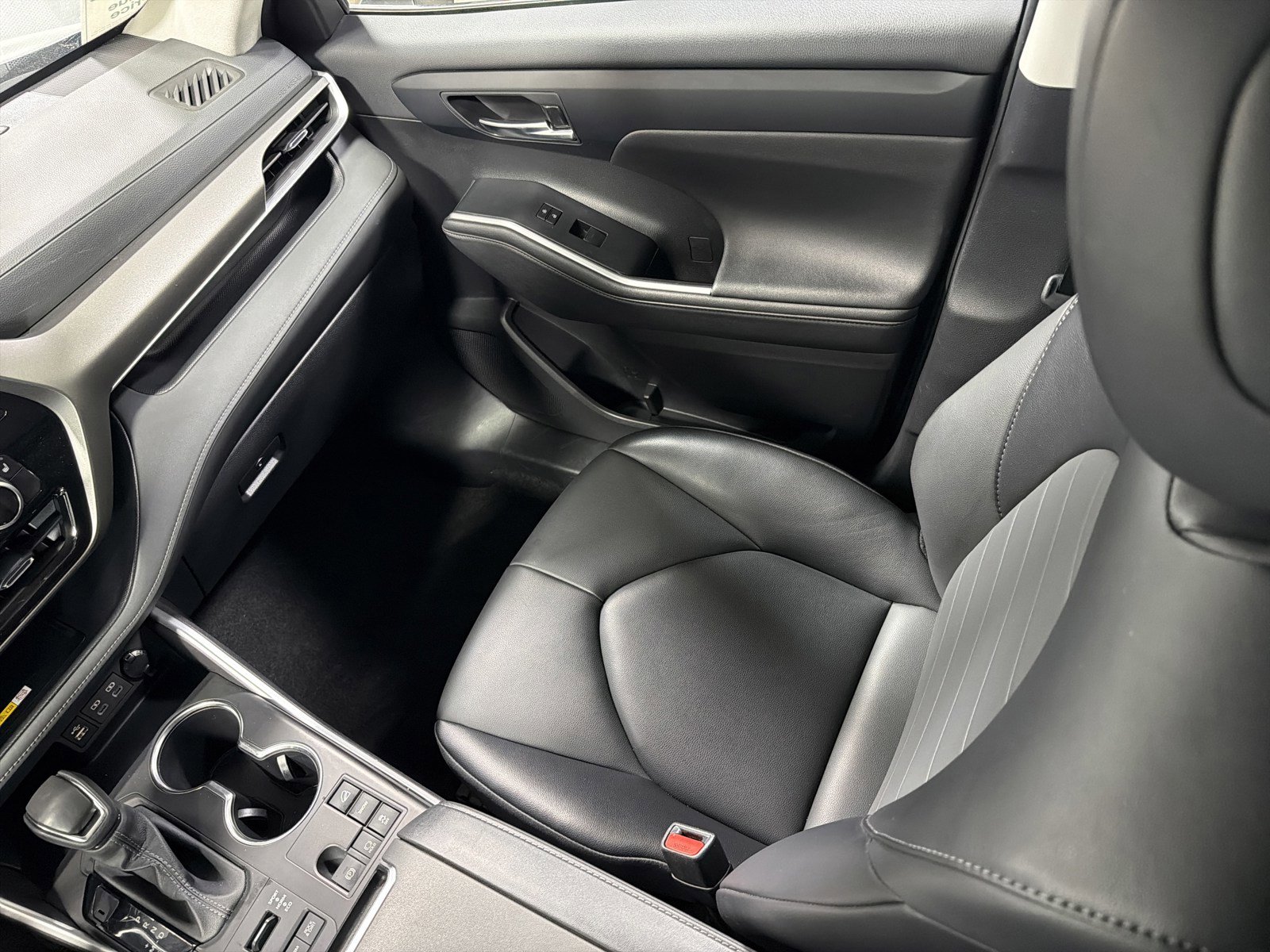 Used 2024 Toyota Highlander XLE image 11