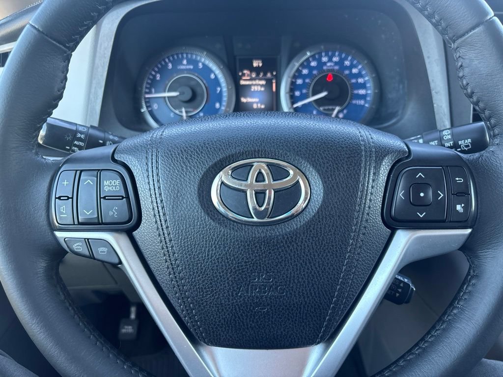 Used 2015 Toyota Sienna XLE w/ XLE Navigation Package FWD image 22