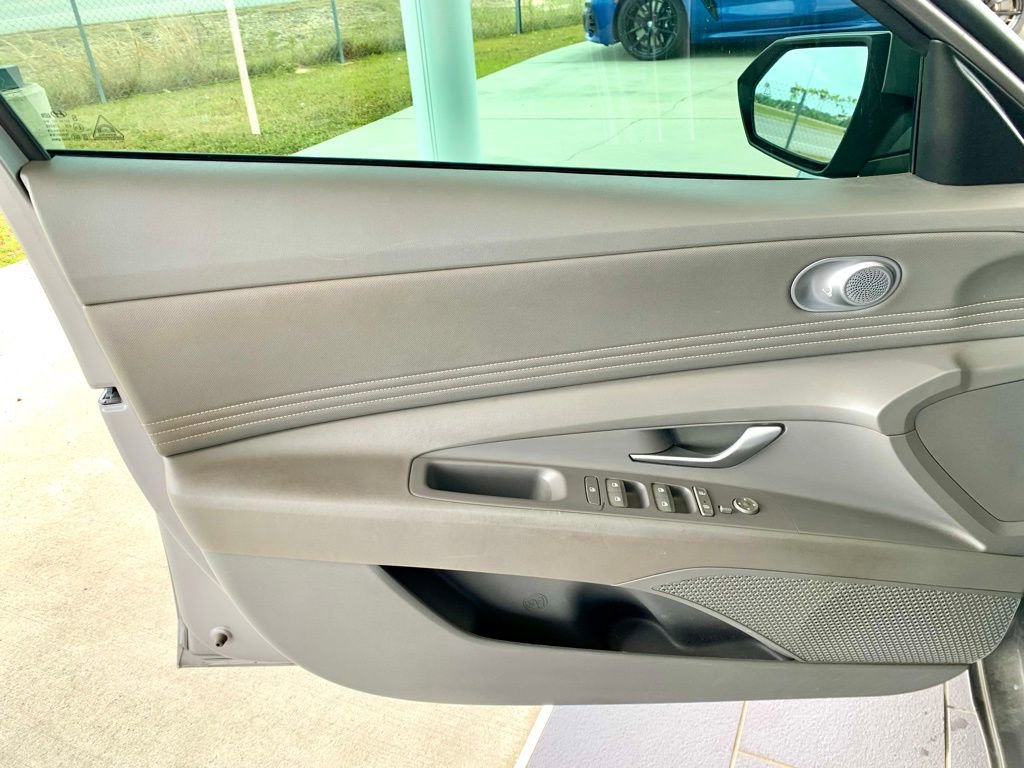 Used 2022 Hyundai Elantra SEL w/ Convenience Package FWD image 11
