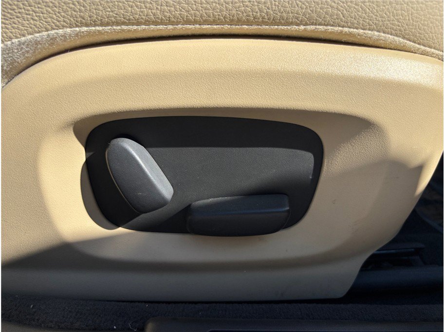 Used 2015 Jaguar XF Premium RWD image 45