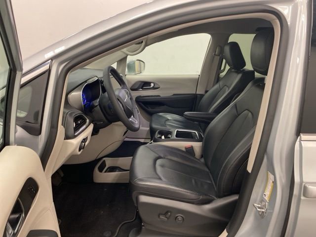Used 2022 Chrysler Pacifica Touring-L image 9