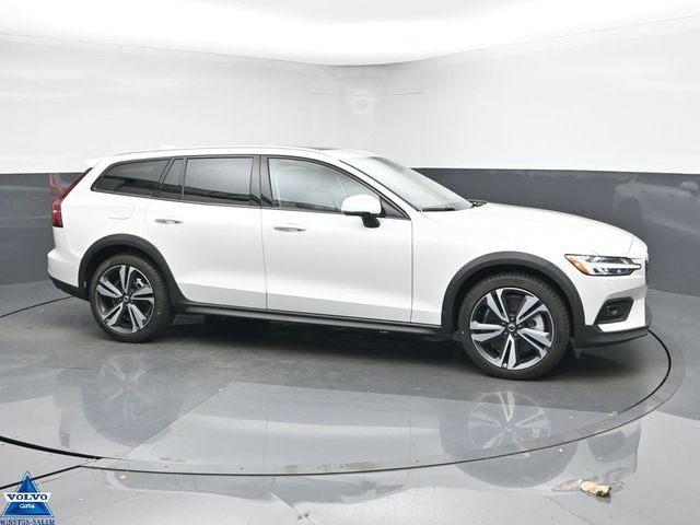 Used 2024 Volvo V60 B5 Cross Country Plus image 1