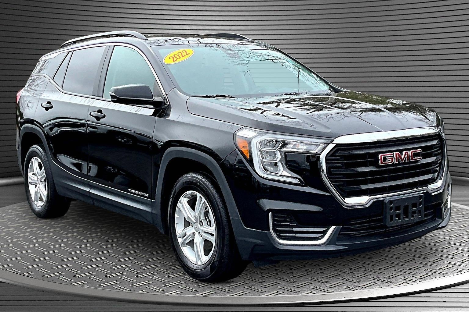 Used 2022 GMC Terrain SLE w/ Driver Convenience Package image 1