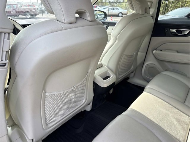 Used 2021 Volvo XC60 T5 Momentum w/ Premium Package image 18