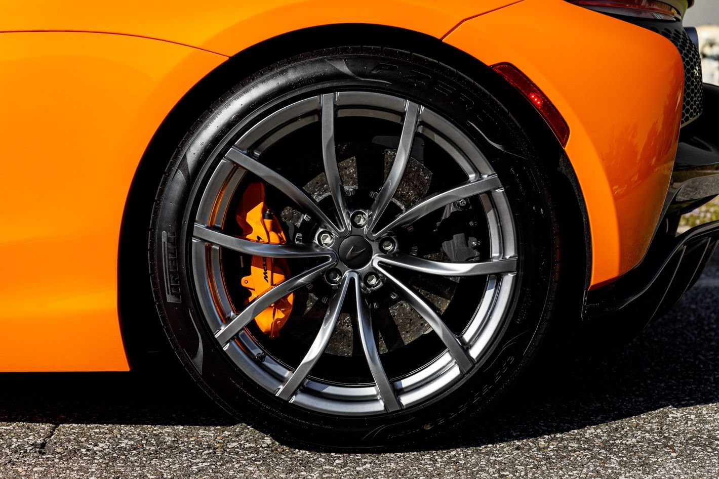 Used 2025 McLaren Artura RWD image 25