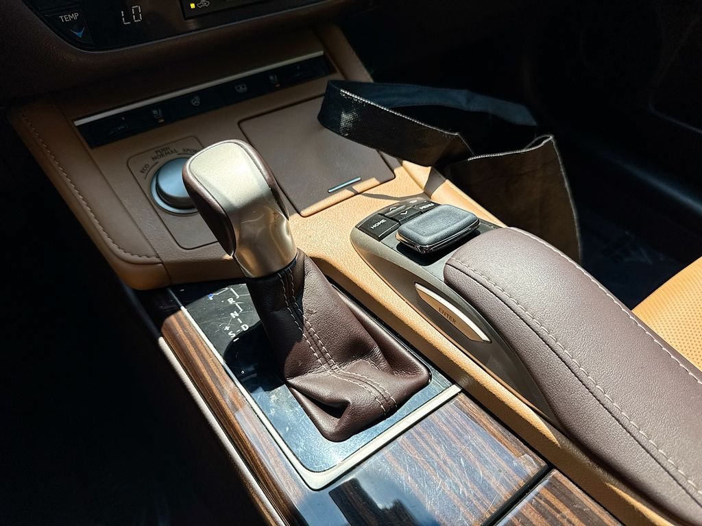 Used 2017 Lexus ES 350 w/ Ultra Luxury Package FWD image 29