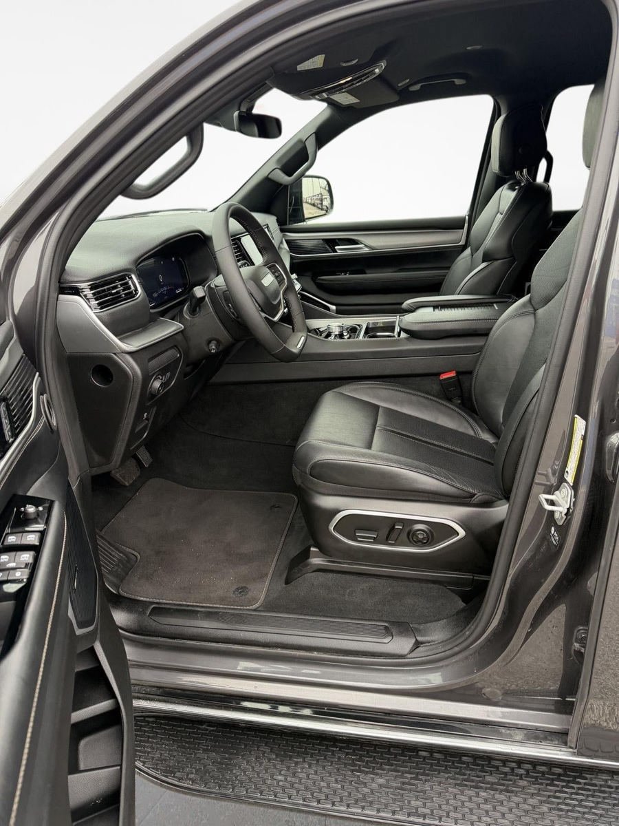 Used 2025 Jeep Wagoneer Series II AWD/4WD image 17