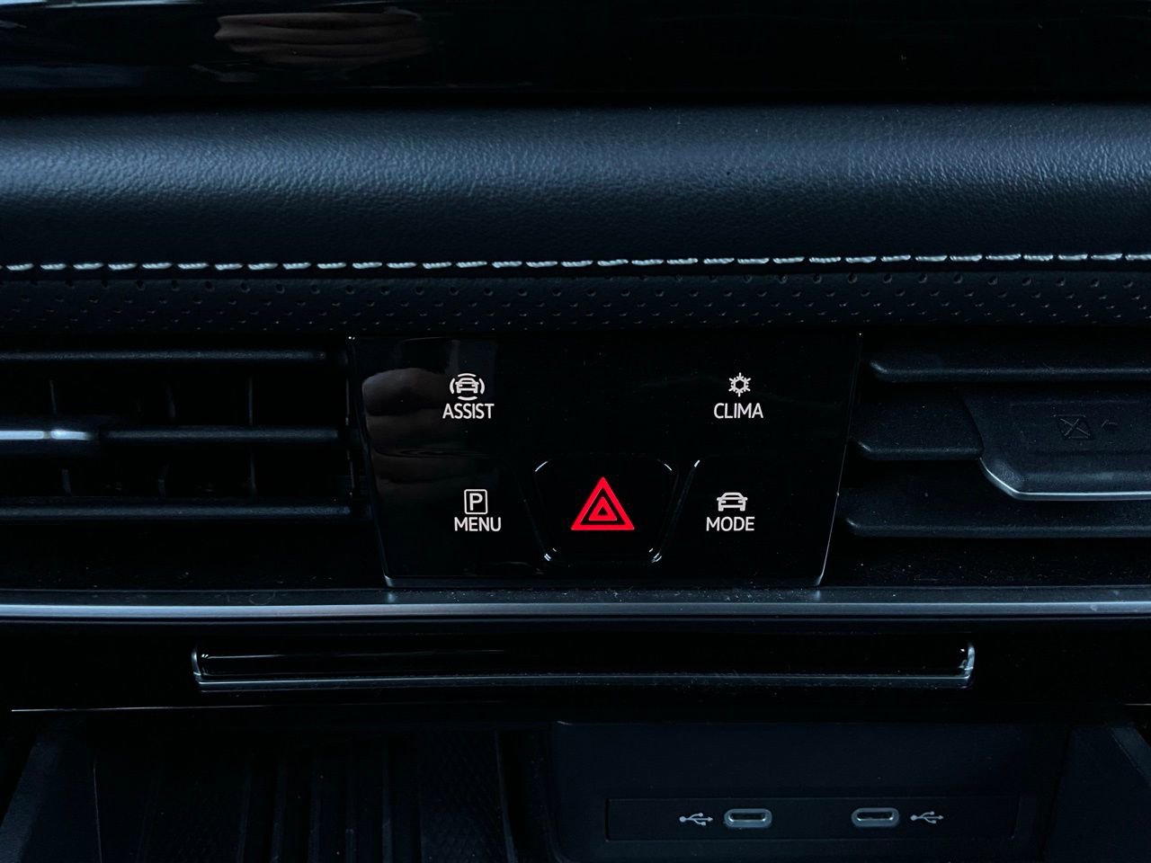 Used 2025 Volkswagen Atlas SE image 28